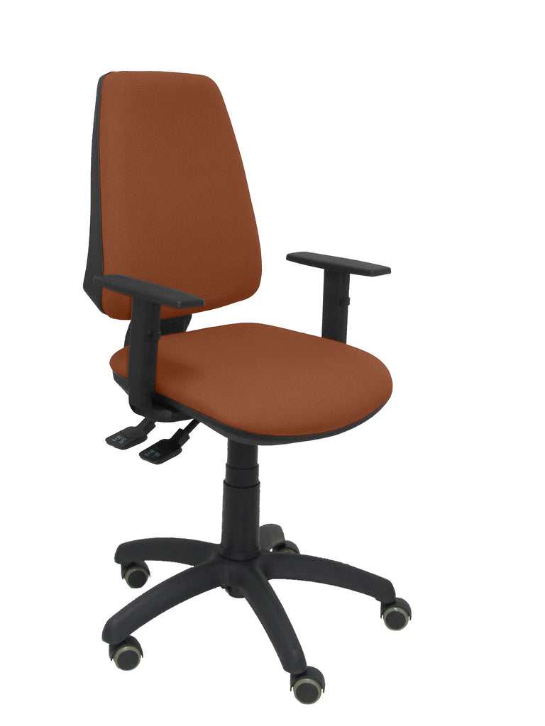 Silla Elche S bali marrn brazos regulables ruedas de parquet